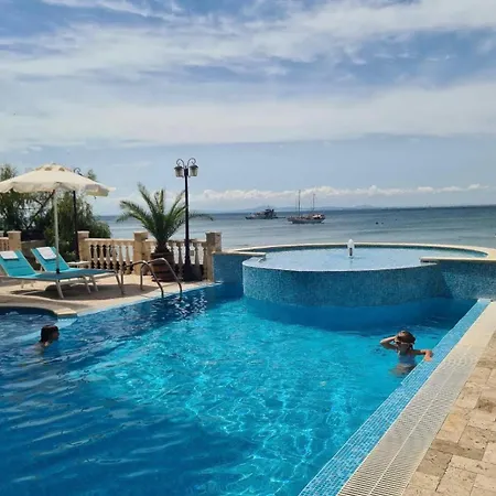 Beachfront In Aureliya 公寓