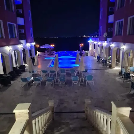 Beachfront In Aureliya 公寓